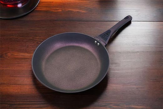 Welk materiaal wordt aanbevolen voor pannen met antiaanbaklaag?